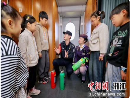 浙江杭州：消防宣传进高铁